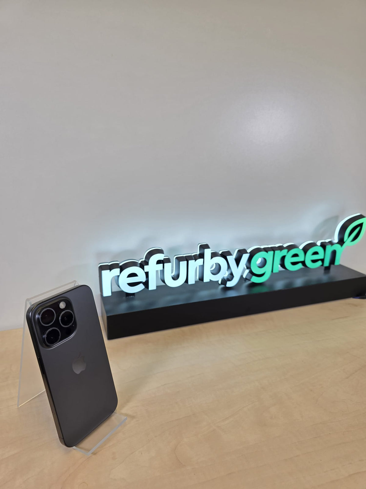 Apple iPhone 15 Pro 256GB – Zwart (VS-model, alleen eSIM, gecertificeerd refurbished)