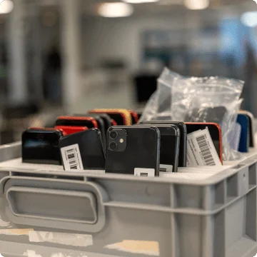 1.  De verkoper koopt apparaten in